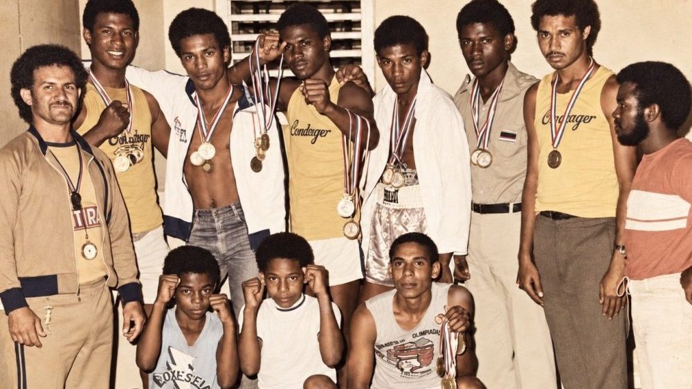 Pedro Bendeck y un grupo de boxeadores dominicanos posando con medallas tras ganar un torneo