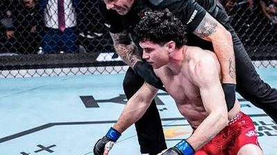 Mike Mallot celebra el nocaut sobre Joaquín Buckley en el UFC Canadá con la rodilla como golpe definitivo