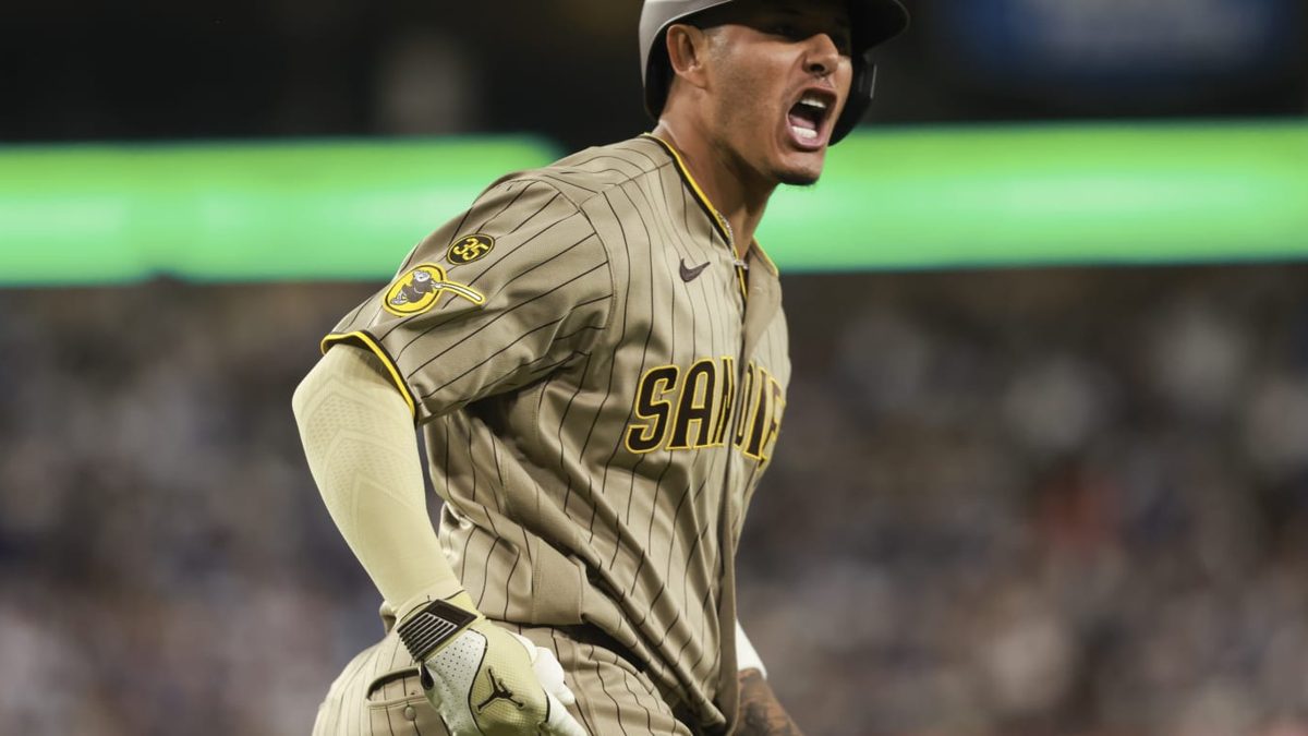 Manny Machado rodeando las bases tras conectar jonrón en el Dodger Stadium ante Los Ángeles Dodgers