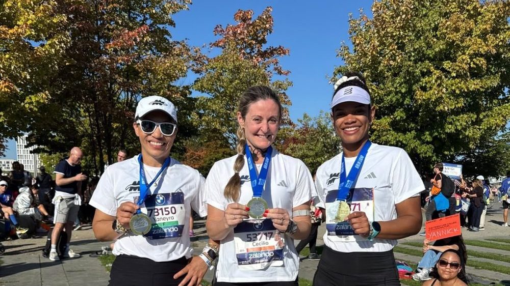 Atletas dominicanos cruzando la meta del Maratón de Berlín 2026 entre miles de corredores