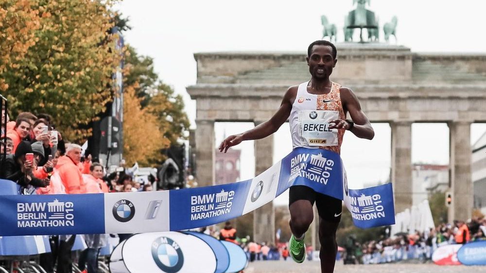 Kenenisa Bekele corriendo en el maratón de Berlín con el número de competidor visible