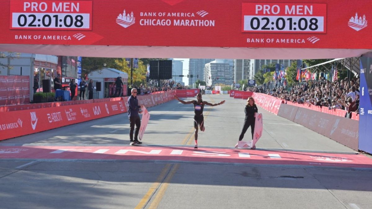 Amos Kipruto cruzando la meta del Maratón de Chicago 2026 con tiempo de 2h01:09