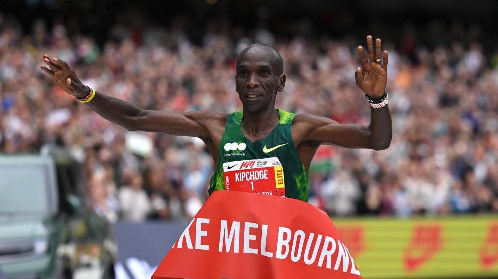 Eliud Kipchoge cruzando la meta del maratón de Melbourne en el Melbourne Cricket Ground