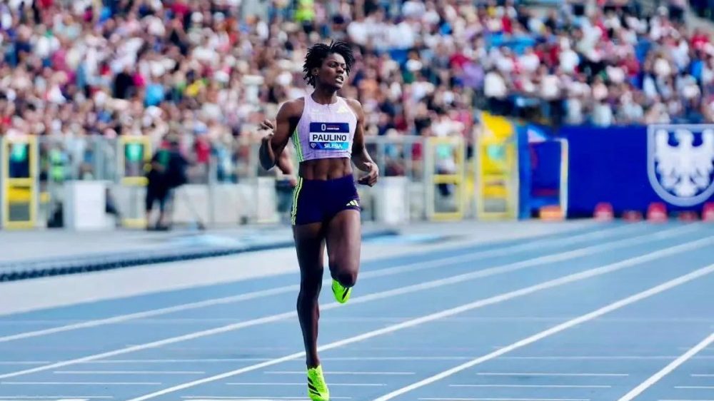 Marileidy Paulino celebrando su victoria en los 400m del Athlos de Londres en el estadio StoneX