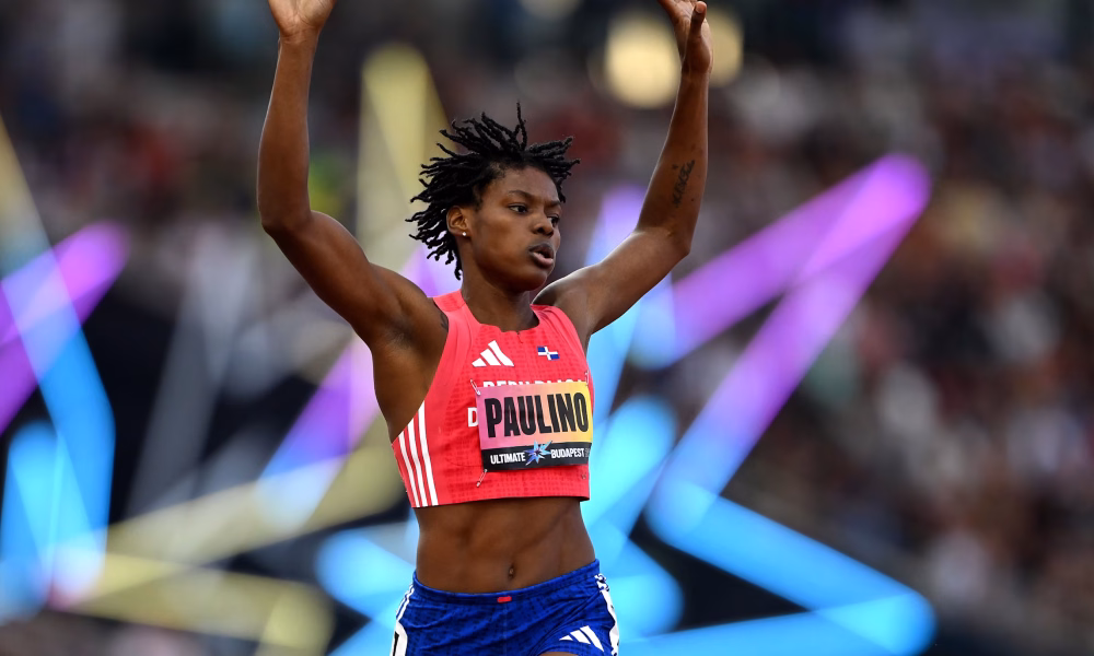 Marileidy Paulino cruzando la meta en los 400 m femeninos del ATHLOS 2026 en Londres