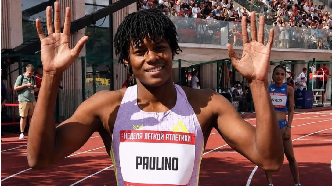 Marileidy Paulino corriendo los 400 metros planos en competencia internacional de atletismo