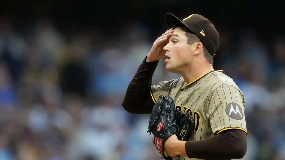 Mason Miller, cerrador de los Padres de San Diego, lanza en la novena entrada ante los Brewers de Milwaukee en la Serie Divisional