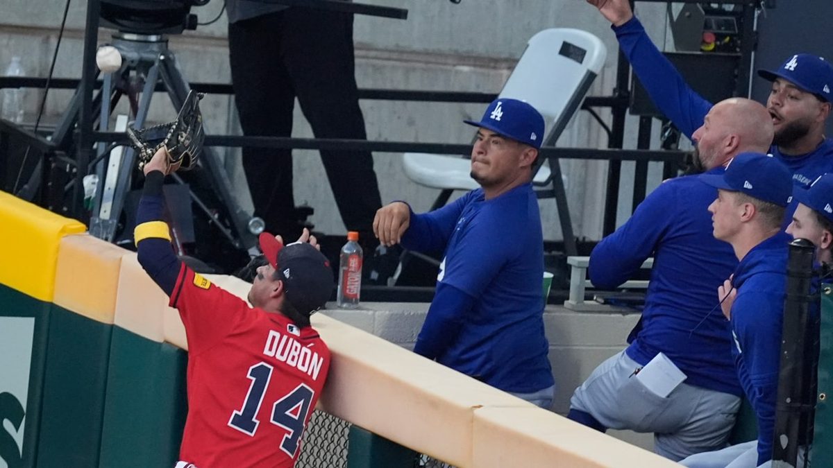 Mauricio Dubón salta en la pared del jardín izquierdo para robarle un jonrón a Freddie Freeman en el Juego 3 de la NLDS