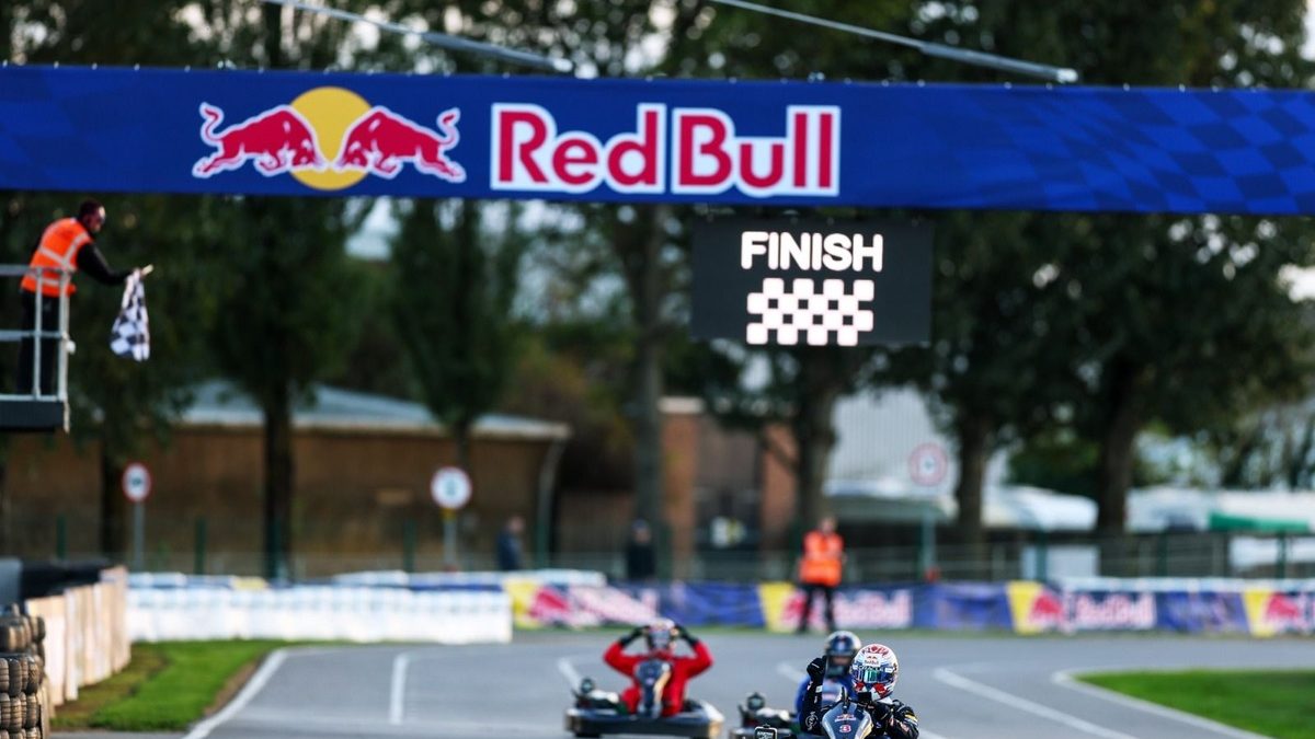 Max Verstappen al volante de un kart en Silverstone durante el evento Max vs 100 organizado por Red Bull