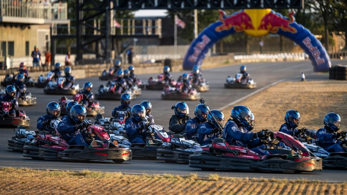 Max Verstappen al volante de un kart en el circuito de Silverstone durante el desafío Max vs 100 pilotos