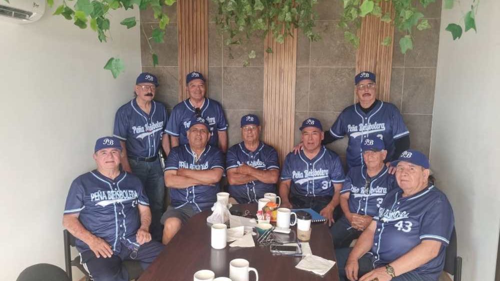 Maximino León con uniforme de los Bravos de Atlanta en los años 70, evocando su etapa junto a Hank Aaron