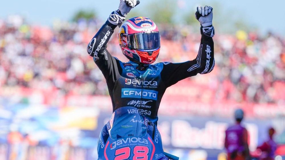 Máximo Quiles celebrando su victoria en el Gran Premio de Austria de Moto3 en el circuito Red Bull de Spielberg
