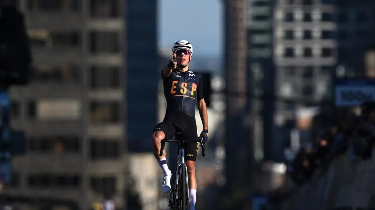 Benjamín Noval con el maillot arcoíris de campeón del mundo júnior en Montreal 2026