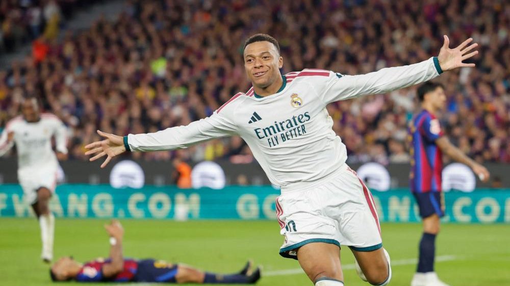 Kylian Mbappé celebra su segundo gol en el Camp Nou ante el Barcelona en el Clásico de LaLiga