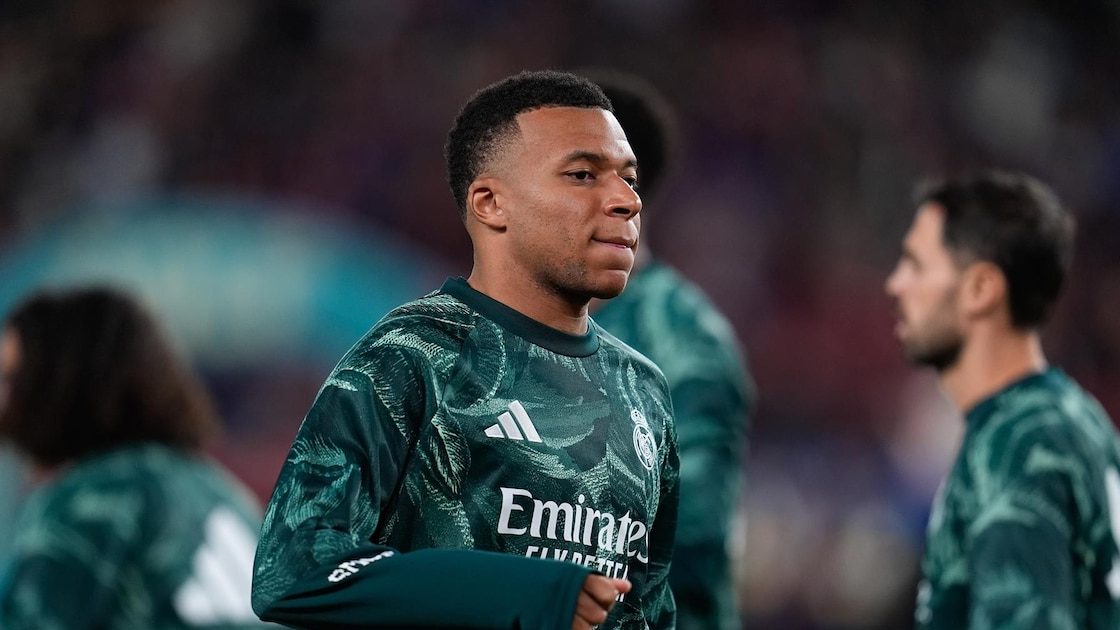 Kylian Mbappé con la camiseta del Real Madrid durante un partido de LaLiga