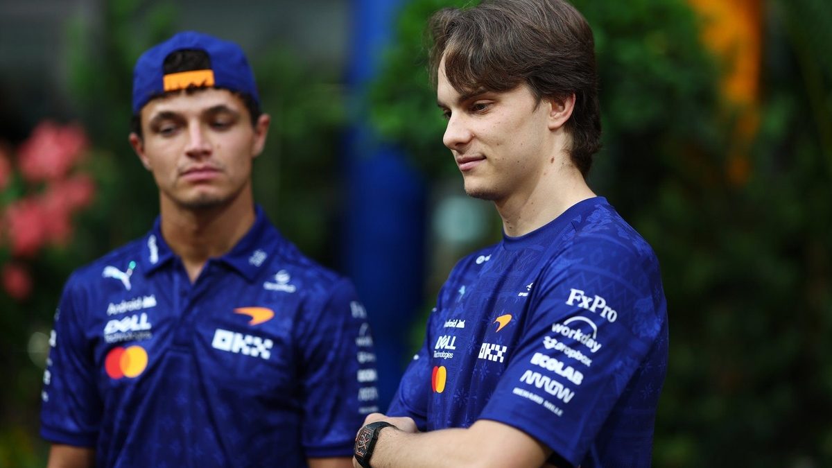 Oscar Piastri y Lando Norris con el McLaren MCL40 en el paddock de Fórmula 1 temporada 2026