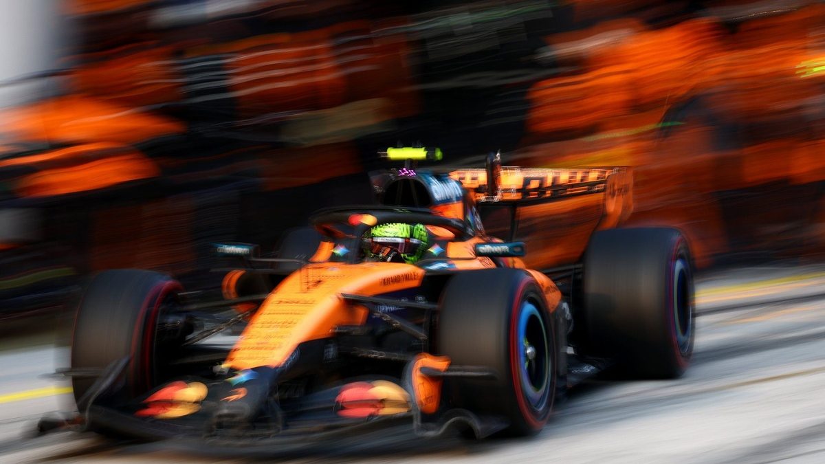Monoplaza McLaren MCL40 en pista nocturna del Gran Premio de Singapur en Marina Bay