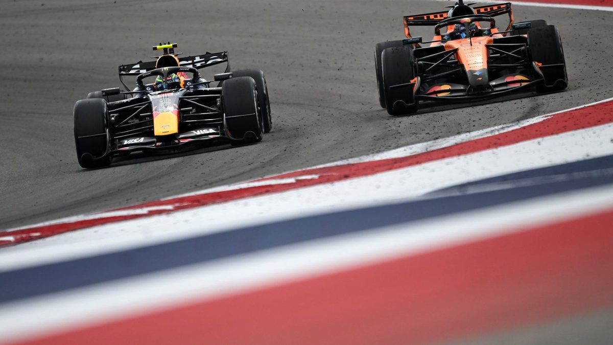 Lando Norris y Oscar Piastri en el garaje de McLaren durante el Gran Premio de Estados Unidos 2026