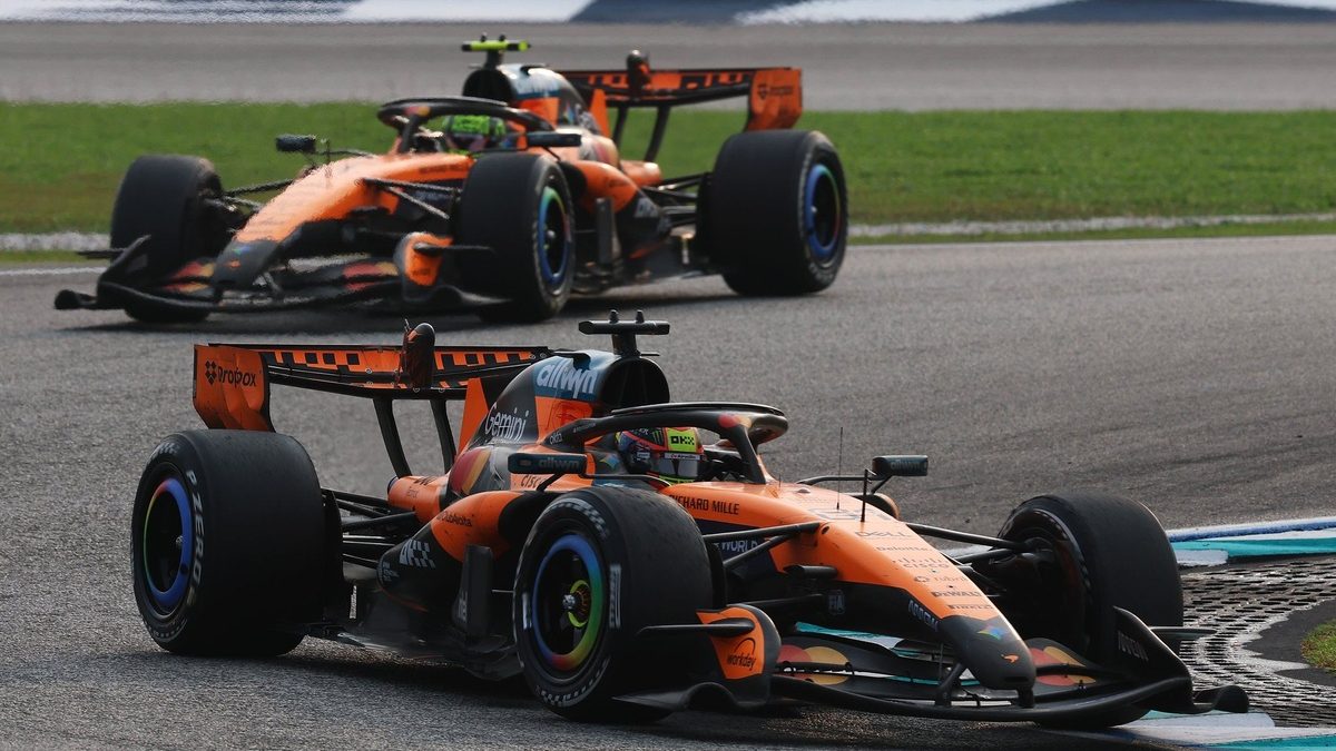Lando Norris en el McLaren MCL40 rodando por el circuito de Sepang durante el Gran Premio de Malasia de F1