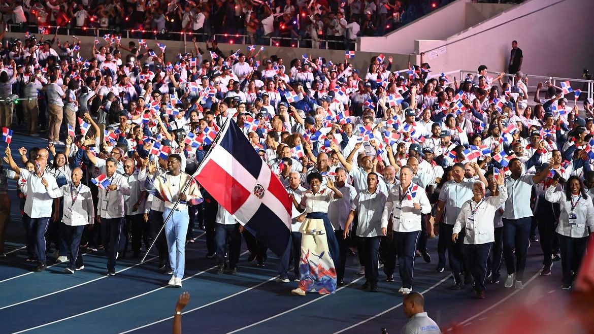 Atletas dominicanos medallistas en los Juegos Centroamericanos y del Caribe Santo Domingo 2026 posando con sus medallas