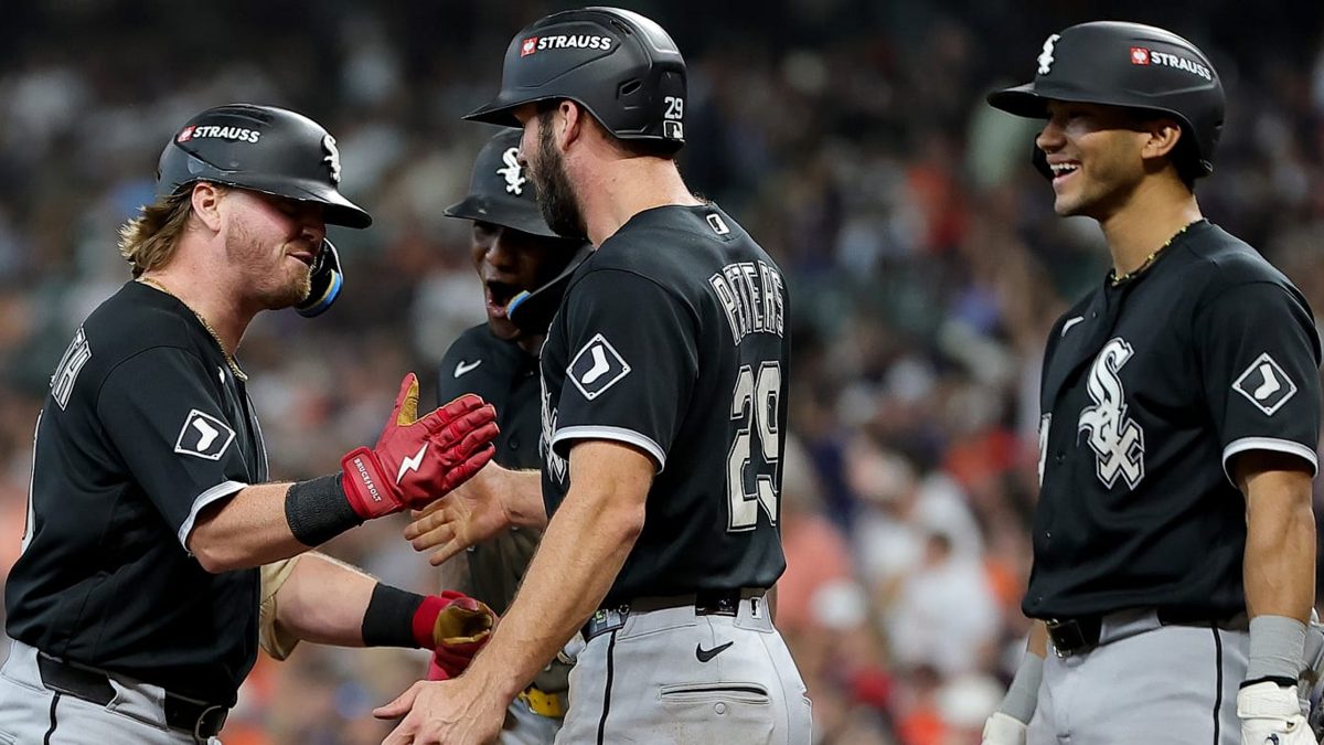 Chase Meidroth celebra su jonrón de tres carreras para los Medias Blancas ante los Astros en la Serie de Comodines de la Liga Americana
