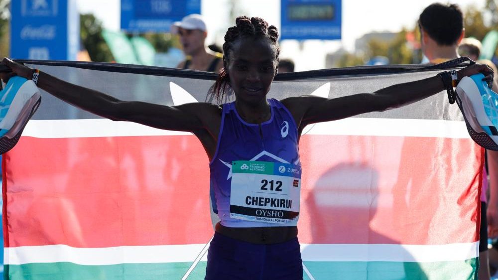Sheila Chepkirui cruza la línea de meta del Medio Maratón de Valencia con el brazos en alto
