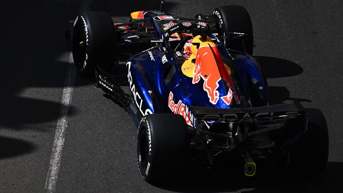 Max Verstappen al volante del Red Bull RB22 en el Circuito Urbano de Bakú durante el Gran Premio de Azerbaiyán 2026