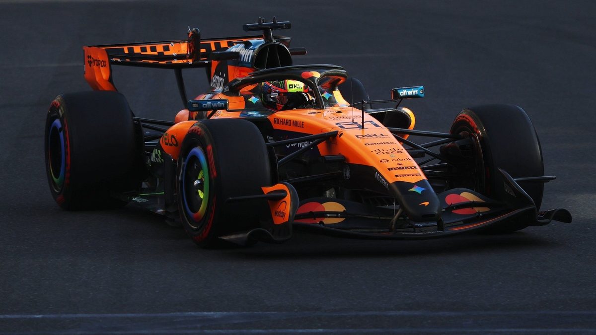 Lando Norris con el MCL40 de McLaren en el circuito de Bakú durante los entrenamientos libres del Gran Premio de Azerbaiyán