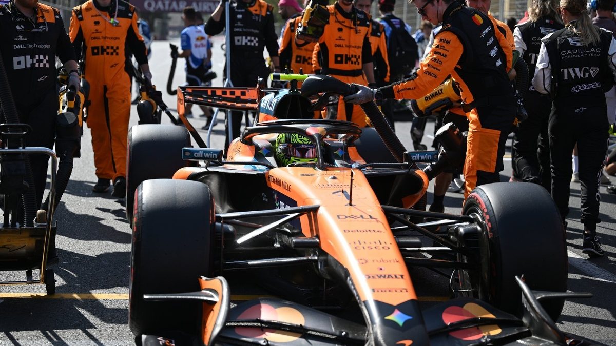 Lando Norris al volante del McLaren en el Gran Premio de Azerbaiyán 2026 con daños en el fondo plano