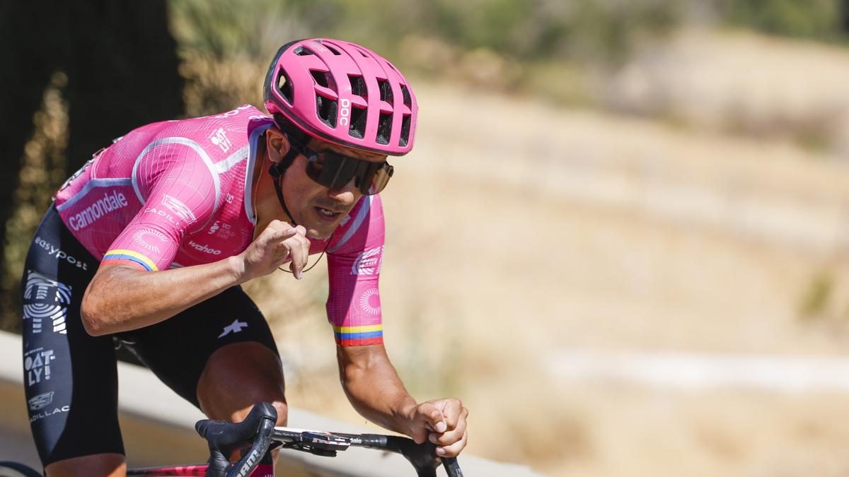 Richard Carapaz con el maillot de lunares del Tour de Francia 2026 durante una etapa de montaña