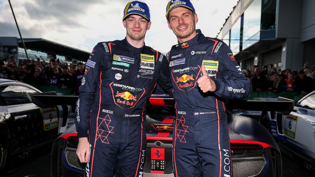 Max Verstappen junto a Chris Lulham y Ben Barnicoat frente al Mercedes-AMG GT3 EVO Nº 3 de Verstappen Racing en Portimao