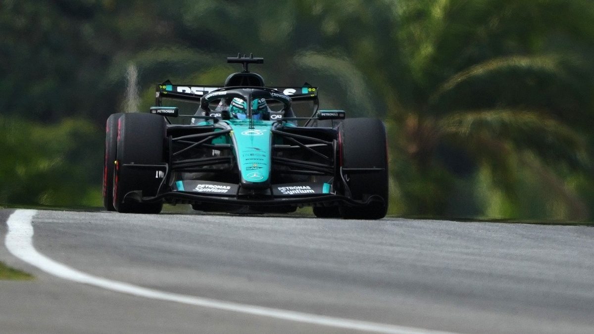 George Russell al volante del Mercedes W17 durante los entrenamientos libres del Gran Premio de Malasia en el circuito de Sepang