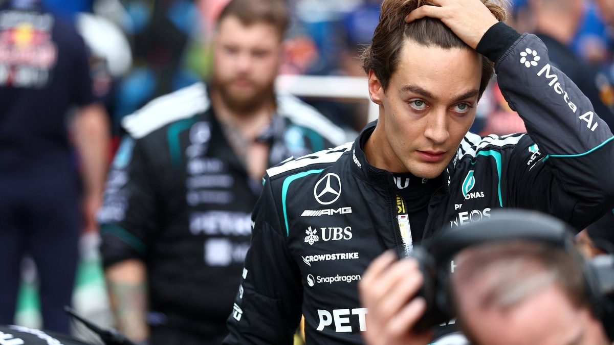 George Russell en el cockpit del Mercedes durante el Gran Premio en el caluroso Sudeste Asiático en 2026