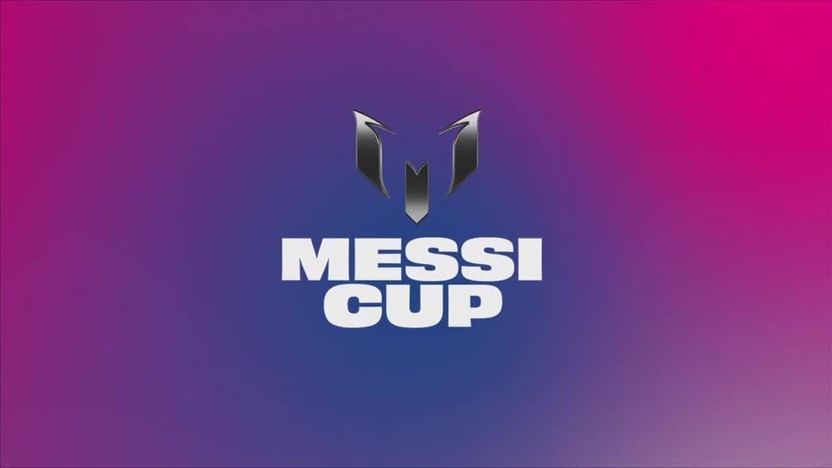 Leo Messi observa un partido de la Messi Cup en el Inter Miami CF Stadium rodeado de jóvenes futbolistas