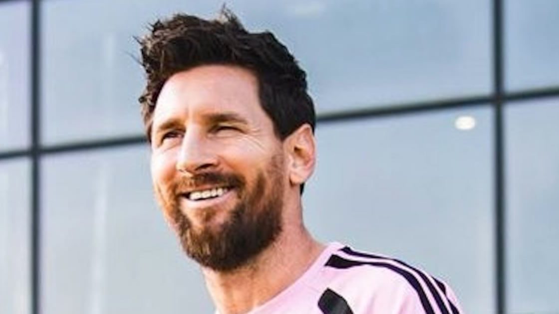 Lionel Messi con la camiseta rosa del Inter Miami durante un partido de la MLS en el Nu Stadium
