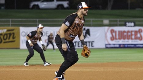 Yaquis de Ciudad Obregón celebran victoria 8-4 sobre Naranjeros en el Kino Veterans Memorial Stadium de Tucson