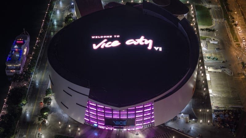 Jugadores de los Miami Heat en uniforme temático de Vice City en el Kaseya Center antes del lanzamiento de GTA 6
