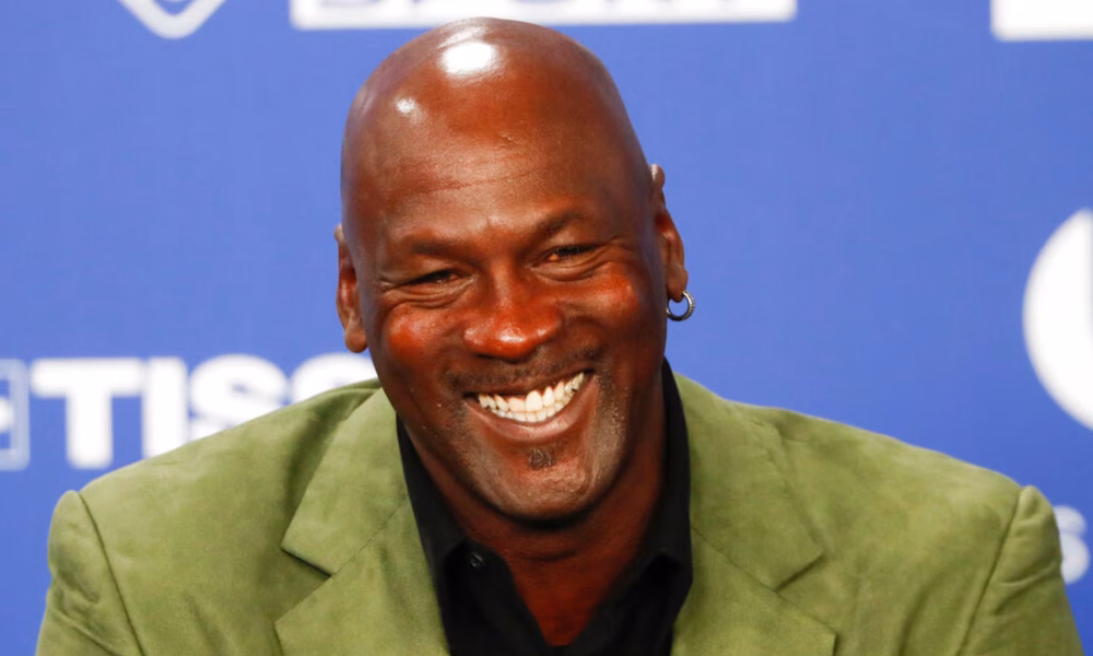 Michael Jordan durante un acto de la Universidad de Carolina del Norte, donde anunció una donación de 10 millones de dólares en honor a su madre