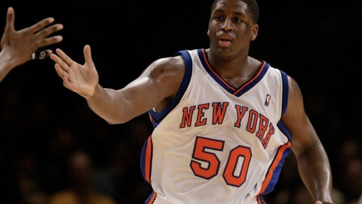 Michael Sweetney con el uniforme de los New York Knicks durante su etapa en la NBA