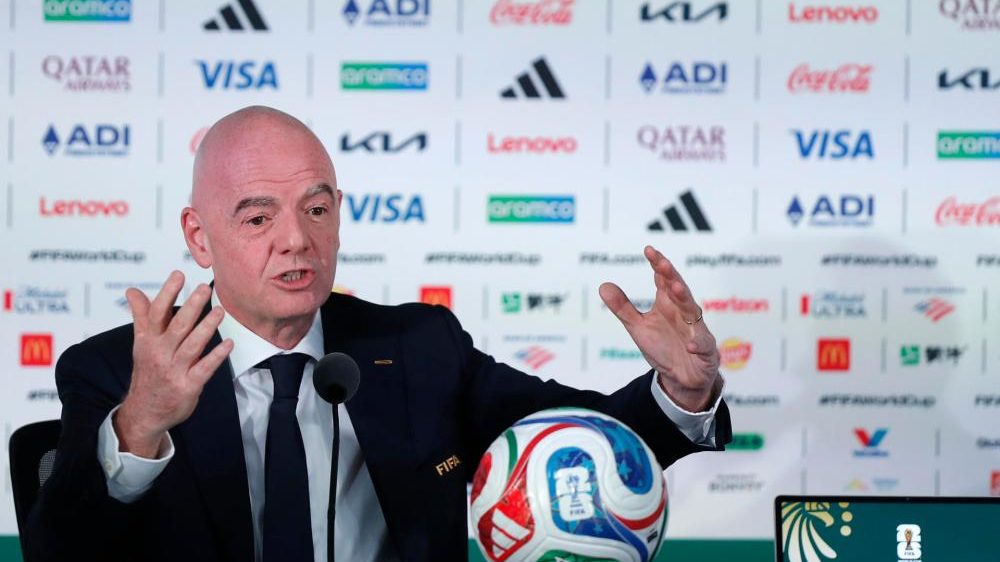 Gianni Infantino en una reunión del Consejo de la FIFA rodeado de consejeros