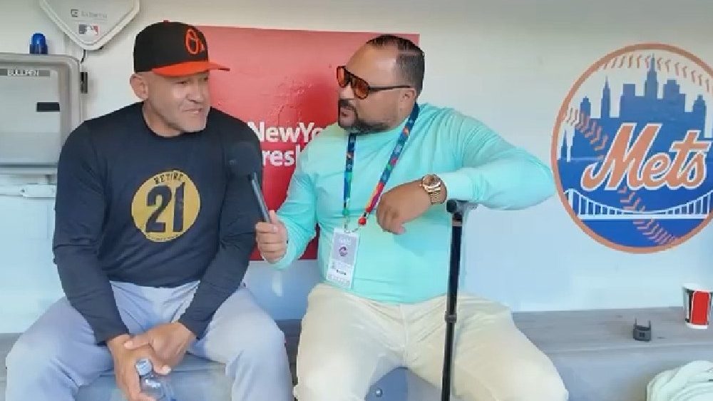 Miguel Cairo, nuevo manager de los Gigantes del Cibao, hablando en conferencia de prensa durante la pretemporada de béisbol invernal