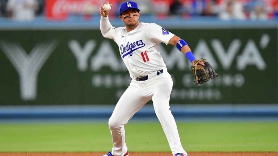 Miguel Rojas con el uniforme de los Dodgers saludando al público desde el campo durante su último partido en Grandes Ligas