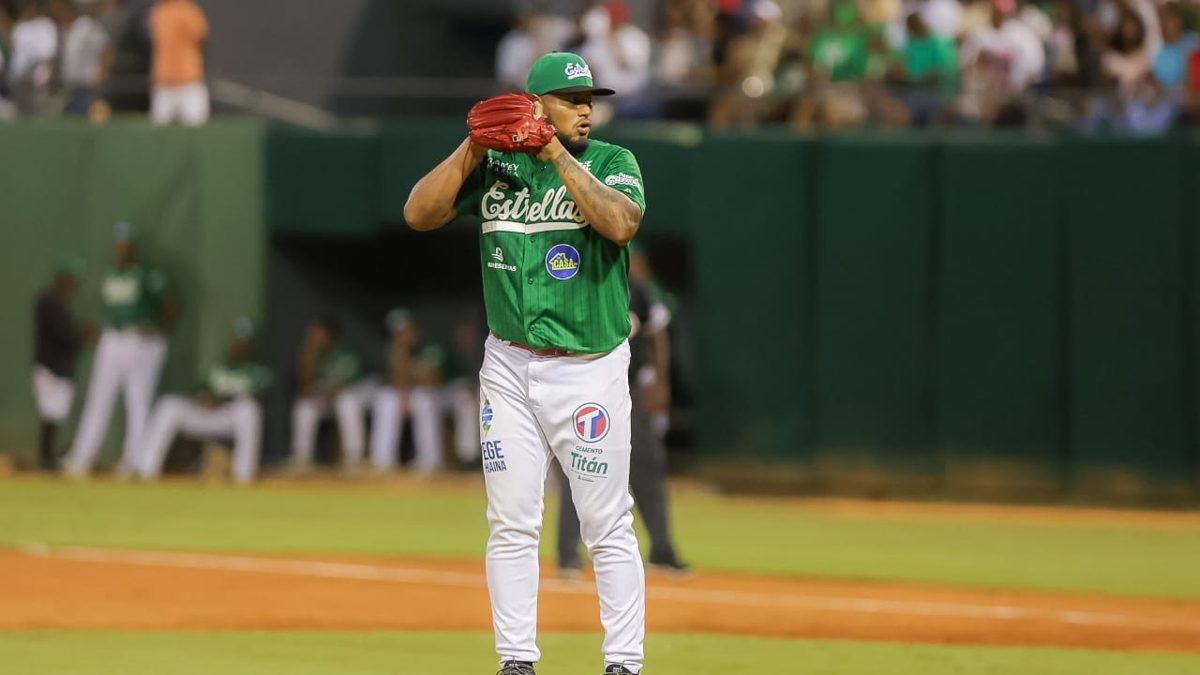 Jaime Barría en el montículo durante un partido de béisbol invernal dominicano con las Estrellas Orientales