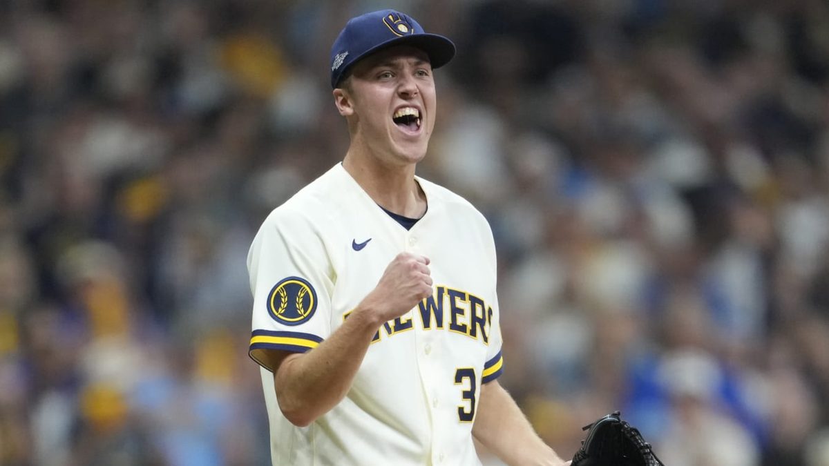 Jacob Misiorowski en el montículo durante el Juego 1 de la NLCS entre Brewers y Dodgers en American Family Field