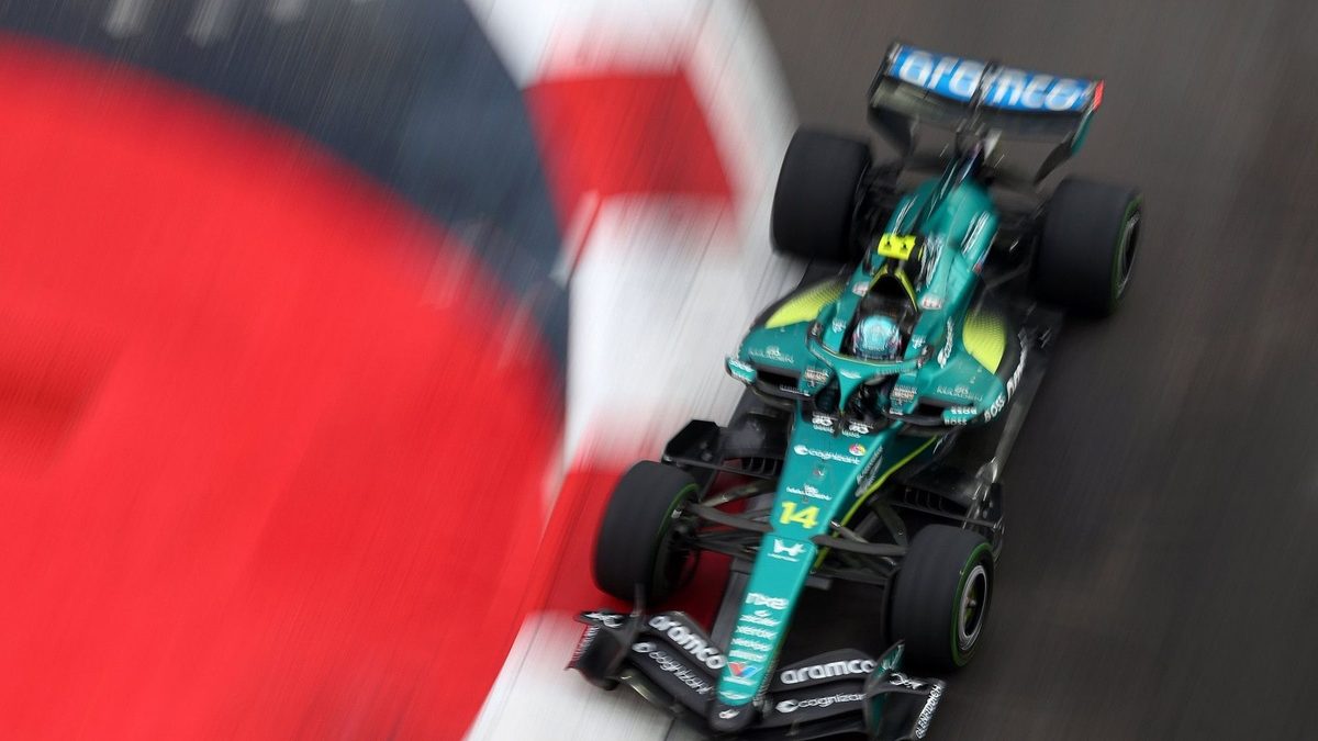 Fernando Alonso en su monoplaza Aston Martin durante el Gran Premio de Singapur 2026