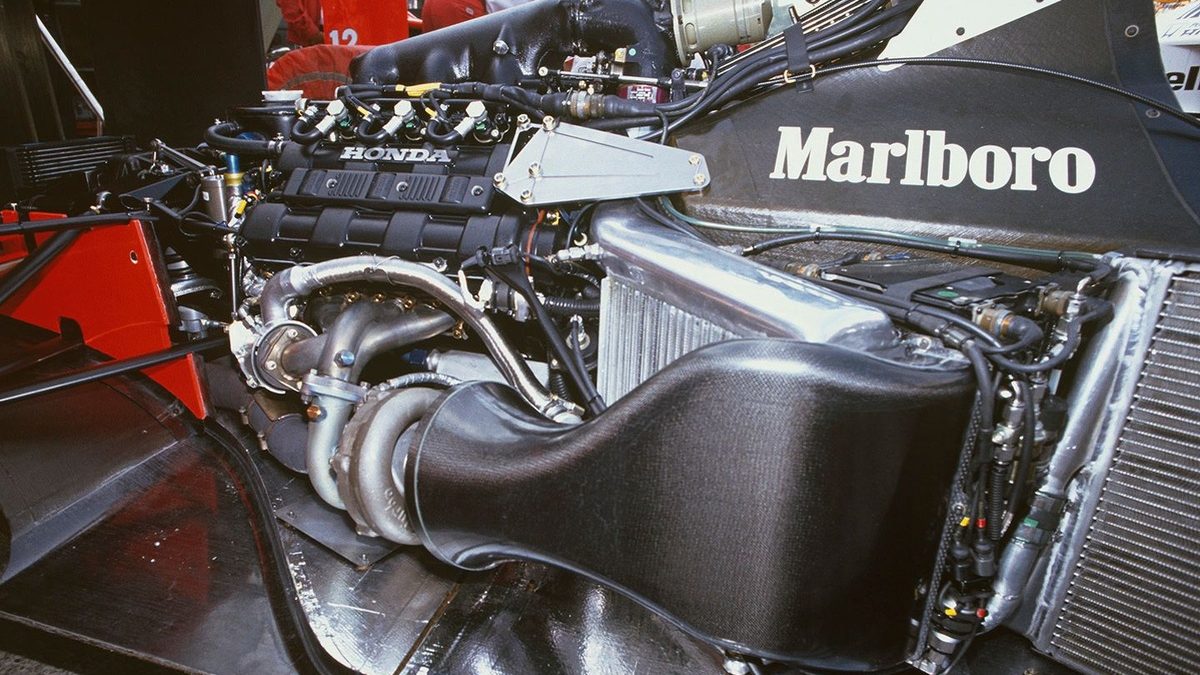 Motor de Fórmula 1 expuesto en detalle, con sus componentes y turbocompresor visibles
