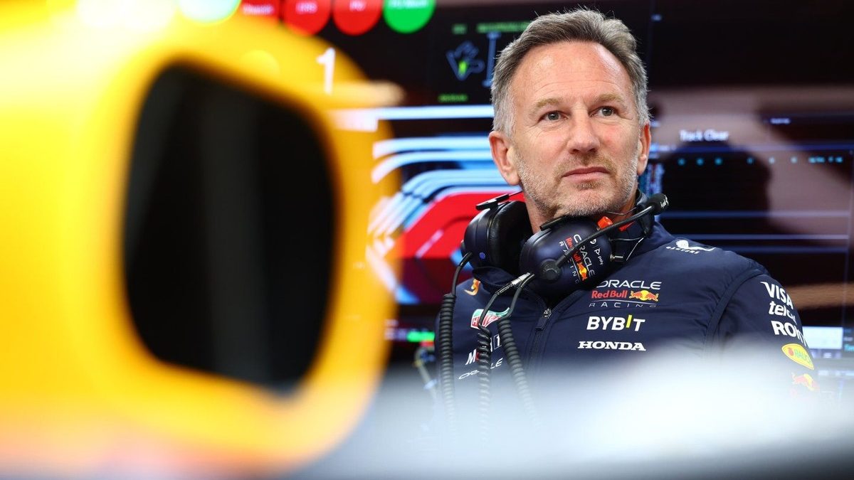 Christian Horner, exjefe de Red Bull Racing, frente a un monoplaza de F1 en el paddock