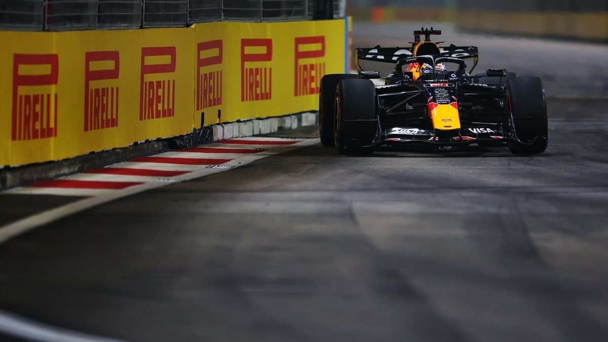 Pierre Wache y Max Verstappen junto al Red Bull RB22 en el paddock de Fórmula 1