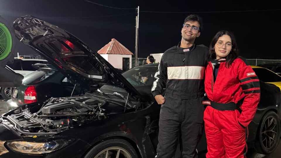 Luz Melany Infante celebra junto a su padre Ángel tras establecer el récord femenino de dragueo en el Autódromo Las Américas