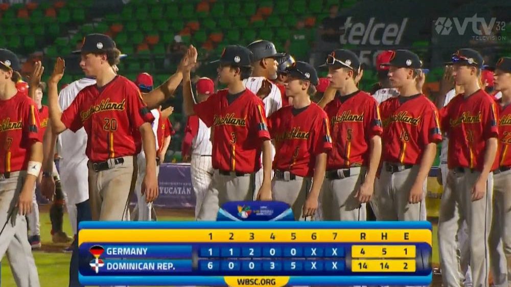Jugadores de la selección dominicana Sub-15 celebrando la victoria 14-4 sobre Alemania en el Mundial de Béisbol en Mérida, México